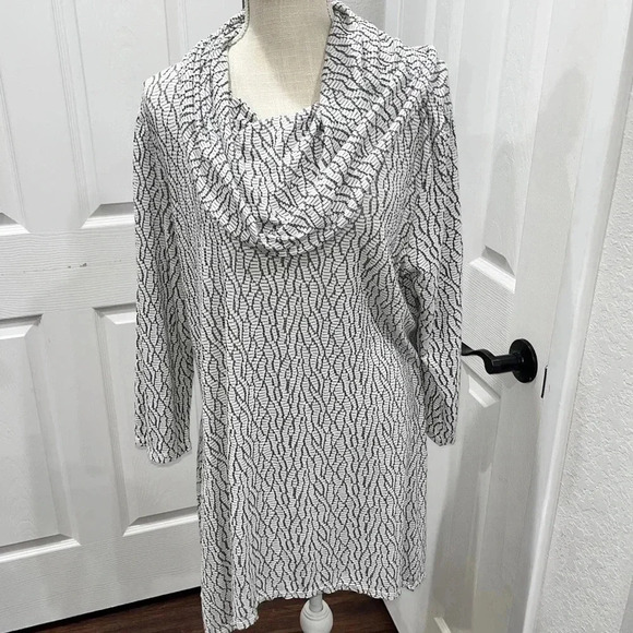 Tianello Cowl neck, shark bite hem, long sleeve tunic with long lines - Picture 1 of 8
